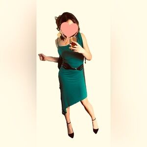 🔥Emerald green asymmetrical bodycon dress🔥
Curve-hugging dress w split sleeves💚